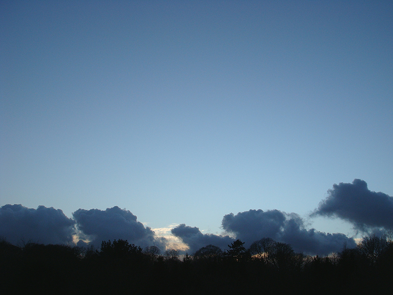 Sky_hilversum_clouds_2009.jpg